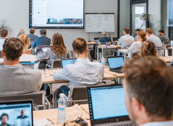 pixelweb_aw_German_business_professionals_attending_an_advanc_9497649a-c5a5-47ba-bc41-a39c36ee273b_0
